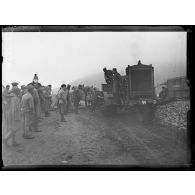 Bussang, Vosges, arrivée de batteries lourdes américaines. Un tracteur Holt. [légende d'origine]