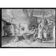 Camp de Moraitika. Boulangerie de campagne. Chauffage de l'eau pour la panification. [légende d'origine]