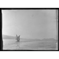 Dans les eaux de Corfo. Le Corbière franchit le grand barrage. [légende d'origine]