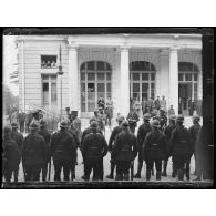 Versailles. Le Trianon Palace. Le maréchal Foch passe en revue le piquet d'honneur. [légende d'origine]