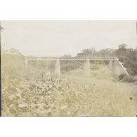 [Pont de chemin de fer au-dessus d'un cours d'eau, s. d.]