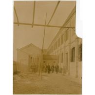 [Un groupe d'officiers français devant la salle d'opérations à l'hôpital de Tien-Tsin.]