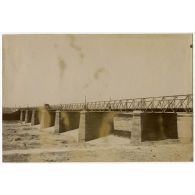 [Pont de chemin de fer métallique sur un cours d'eau asséché en Chine.]