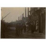 [Un soldat allemand dans une rue en Chine.]