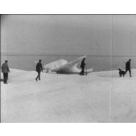 [Russie du nord : marine, paysages. Sous-marin échoué à Wissant.]