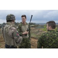 Le lieutenant Yohan du 40e régiment d'artillerie (40e RA) rencontre les éléments d'une équipe d'observation canadienne au camp de Pabradé, en Lituanie.