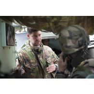 Le chef de l'équipe d'observation néerlandaise s'entretient avec le lieutenant Yohan du 40e régiment d'artillerie (40e RA) au camp de Pabradé en Lituanie.