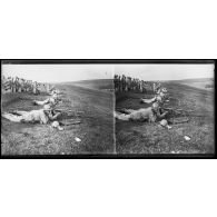 Arcis-le-Ponsard (Marne), concours de tir de la 10e Division d'infanterie, épreuve réservée aux équipes de fusiliers mitrailleurs, les concurrents exécutant un tir sur cible. [légende d’origine]