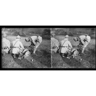 Arcis-le-Ponsard (Marne), concours de tir de la 10e Division d'infanterie, chargement d'un fusil mitrailleur. [légende d’origine]