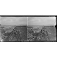 Arcis-le-Ponsard (Marne), concours de tir de la 10e Division d'infanterie, un concurrent lançant une grenade. [légende d’origine]