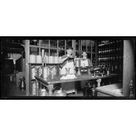 Levallois-Perret. Fabrique de parfums et savons Maison Gellé Frères. Le laboratoire. [légende d’origine]