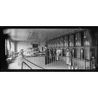 Levallois-Perret. Fabrique de parfums et savons Maison Gellé Frères. Ateliers de remplissage (des parfums). [légende d’origine]