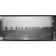 Près de Desenzano (lac de Garde). L'arrivée d'une compagnie cycliste de bersagliers. [légende d'origine]