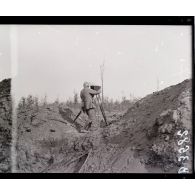 Environs de Soyécourt (Somme), opérateur de cinéma prenant des vues. [légende d’origine]