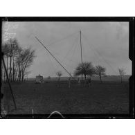 Environs de Maignelay (Oise), installation d'un poste de TSF de campagne. [légende d'origine]