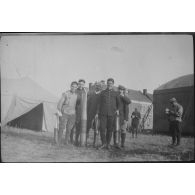 [Personnel de l'aviation militaire posant avec des bombes, s.d.]