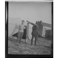 [Personnel de l'aviation militaire posant avec des bombes, s.d.]