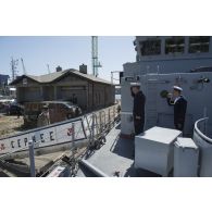 Le capitaine de corvette Laurent Nicolas accueille le colonel Stéphane Loechleiter, attaché de Défense, à bord du chasseur de mines Céphée en mouillage à Klaipéda, en Lituanie.