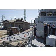 Le capitaine de corvette Laurent Nicolas accueille M. Raimundas Karoblis, ministre de la Défense lituanienne à bord du chasseur de mines Céphée en mouillage à Klaipéda.