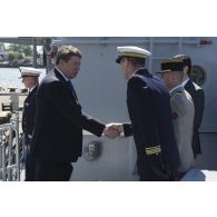 Le capitaine de corvette Laurent Nicolas accueille M. Raimundas Karoblis, ministre de la Défense lituanienne à bord du chasseur de mines Céphée en mouillage à Klaipéda.