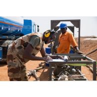 Le brigadier-chef Anthony du Service des essences des armées (SEA) encadre la livraison de carburéacteur par un camion-citerne nigérien au dépôt militaire de Niamey, au Niger.