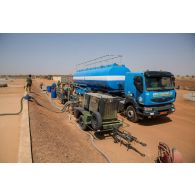 Un camion-citerne nigérien livre du carburéacteur au dépôt du Service des essences des armées (SEA) de Niamey, au Niger.