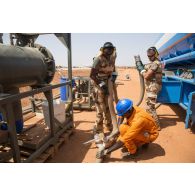 Des soldats du Service des essences des armées (SEA) encadrent la livraison de carburéacteur au dépôt militaire de Niamey, au Niger.