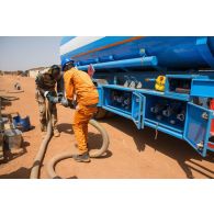 Le brigadier-chef Anthony du Service des essences des armées (SEA) encadre la livraison de carburéacteur au dépôt militaire de Niamey, au Niger.