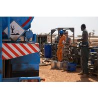 Des soldats du Service des essences des armées (SEA) encadrent la livraison de carburéacteur au dépôt militaire de Niamey, au Niger.