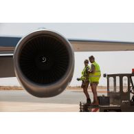 Des aviateurs du groupement de transport opérationnel (GTO) avitaillent un avion Boeing C-135FR Stratotanker en énergie sur la base aérienne de Niamey, au Niger.