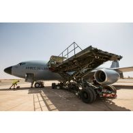 Des aviateurs du groupement de transport opérationnel (GTO) chargent un avion Boeing C-135FR Stratotanker sur la base aérienne de Niamey, au Niger.