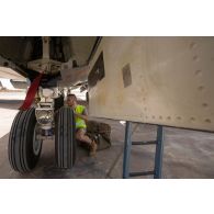 Un aviateur du groupement de transport opérationnel (GTO) contrôle le train d'atterrissage d'un avion Boeing C-135FR Stratotanker sur la base aérienne de Niamey, au Niger.