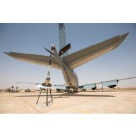 Préparation de la perche de ravitaillement d'un avion Boeing C-135FR Stratotanker sur la base aérienne de Niamey, au Niger.