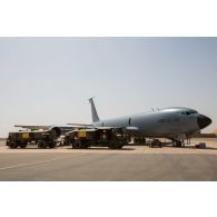 Avitaillement en carburant d'un avion Boeing C-135FR Stratotanker par un train routier avitailleur sur la base aérienne de Niamey, au Niger.