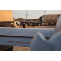 Vue arrière d'un système intérimaire de drone MALE (SIDM) et d'un drone General Atomics MQ-9 Reaper de l'escadron de drones 1/33 Belfort sur la base aérienne de Niamey, au Niger.