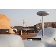 Vue arrière d'un système intérimaire de drone MALE (SIDM) et d'un drone General Atomics MQ-9 Reaper de l'escadron de drones 1/33 Belfort sur la base aérienne de Niamey, au Niger.