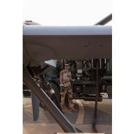 Le brigadier Arthur du Service de santé des armées (SEA) avitaille un drone General Atomics MQ-9 Reaper au moyen d'un train routier avitailleur à Niamey, au Niger.