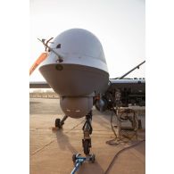 Le brigadier Arthur du Service de santé des armées (SEA) avitaille un drone General Atomics MQ-9 Reaper au moyen d'un train routier avitailleur à Niamey, au Niger.