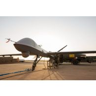 Le brigadier Arthur du Service de santé des armées (SEA) avitaille un drone General Atomics MQ-9 Reaper au moyen d'un train routier avitailleur à Niamey, au Niger.