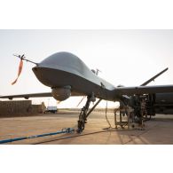 Le brigadier Arthur du Service de santé des armées (SEA) avitaille un drone General Atomics MQ-9 Reaper au moyen d'un train routier avitailleur à Niamey, au Niger.