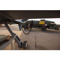 Le brigadier Arthur du Service de santé des armées (SEA) avitaille un drone General Atomics MQ-9 Reaper au moyen d'un train routier avitailleur à Niamey, au Niger.