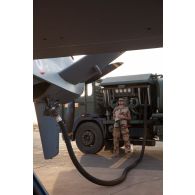 Le brigadier Arthur du Service de santé des armées (SEA) avitaille un drone General Atomics MQ-9 Reaper au moyen d'un train routier avitailleur à Niamey, au Niger.