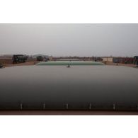 Vue des bacs souples carburant de l'emprise du Service des essences des armées (SEA) sur la base aérienne de Niamey, au Niger.