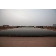 Vue des bacs souples carburant de l'emprise du Service des essences des armées (SEA) sur la base aérienne de Niamey, au Niger.