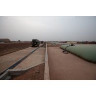 Vue des bacs souples carburant de l'emprise du Service des essences des armées (SEA) sur la base aérienne de Niamey, au Niger.