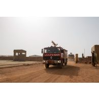 Des fourgons pompe tonne (FPT) des pompiers de l'Air interviennent pour un exercice incendie sur la base aérienne de Niamey, au Niger.