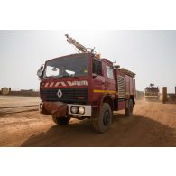 Des fourgons pompe tonne (FPT) des pompiers de l'Air interviennent pour un exercice incendie sur la base aérienne de Niamey, au Niger.