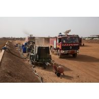 Des fourgons pompe tonne (FPT) des pompiers de l'Air interviennent pour un exercice incendie sur la base aérienne de Niamey, au Niger.