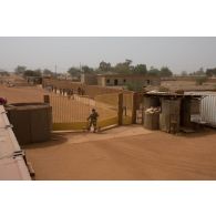 Entrée de la zone vie du détachement Air de la base aérienne de Niamey, au Niger.