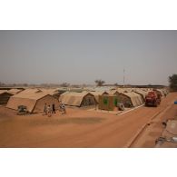 Entrée de la zone vie du détachement Air de la base aérienne de Niamey, au Niger.